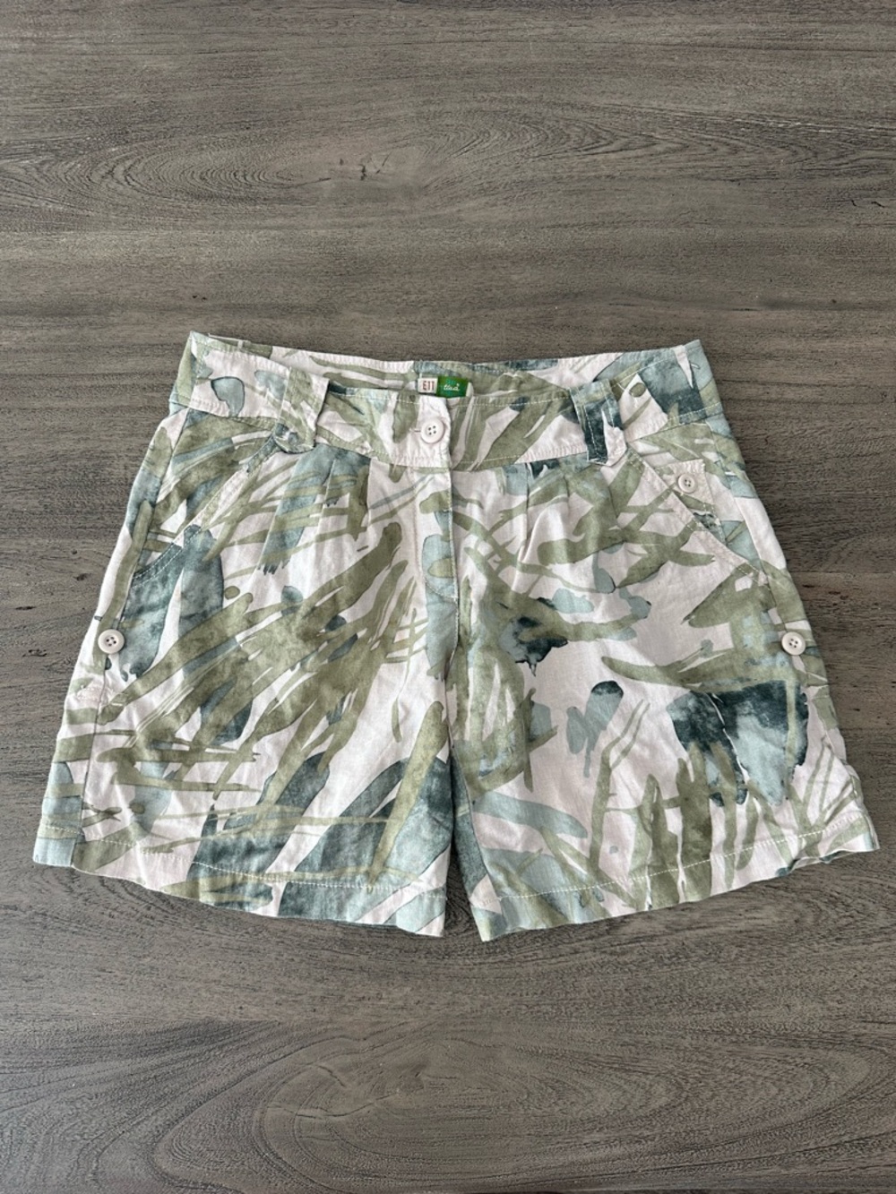 ETT Twa linen Shorts with Olive and Sage Tropical Brush Print size 4